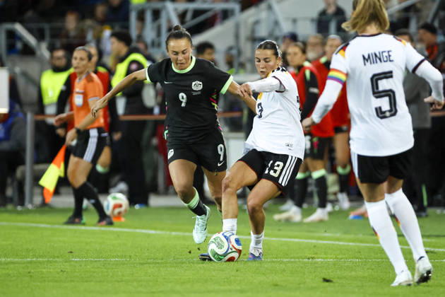 Caitlin Foord (Australien, 09) und Carlotta Wamser (Deutschland, 13) im Kampf um den Ball , Deutschland, Fussball, Frauen, Freundschaftsspiel, 2026, Deutschland vs. Australien, 09.10.2026, Karlsruhe BBBank Wildpark Deutschland Copyright: xGrantxHubbsx