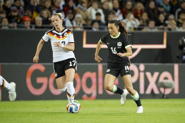 Franziska Kett (Deutschland, 17) und Hayley Raso (Australien, 16) im Laufduell , Deutschland, Fussball, Frauen, Freundschaftsspiel, 2026, Deutschland vs. Australien, 09.10.2026, Karlsruhe BBBank Wildpark Deutschland Copyright: xGrantxHubbsx