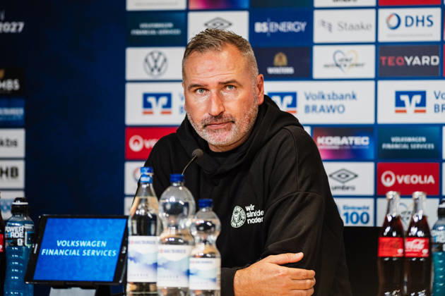 2. Bundesliga: Eintracht Braunschweig vs. Holstein Kiel, 09.10.2026 Tim Walter (Trainer Holstein Kiel) bei der Pressekonferenz; Fußball, 2. Bundesliga, 7. Spieltag: Eintracht Braunschweig vs. Holstein Kiel am 09.10.2026 im Eintracht-Stadion, Braunschweig DFL REGULATIONS PROHIBIT ANY USE OF PHOTOGRAPHS AS IMAGE SEQUENCES AND OR QUASI-VIDEO. Copyright: xBEAUTIFULxSPORTS Tonhäuserx