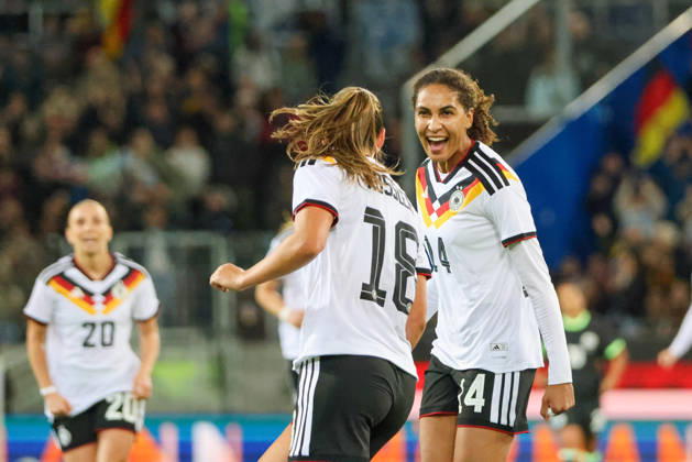 Karlsruhe, Deutschland: 09.10.2026 - Länderspiel Freundschaftsspiel - Deutschland Frauen vs. Australien Frauen Im Bild: v.li. Torschützin Melissa Kössler Koessler (Deutschland) macht das Tor zum 2:0 für Deutschland und jubelt mit Cora Zicai (Deutschland) Copyright: HMBxMedia MadeleinexFantini