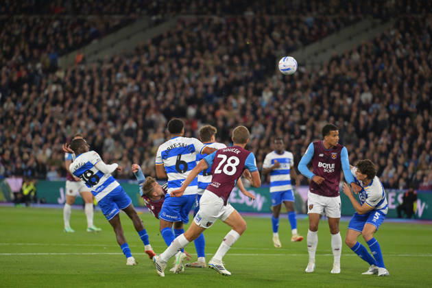West Ham vs QPR Championship Jarrod Bowen of West Ham United tries an overe head shot at goal during the West Ham vs Queens Park Rangers, EFL Championship match at the London Stadium Stratford. This image is for EDITORIAL USE ONLY. Licence required from the Football DataCo for any other use. London The London Stadium UK Copyright: xMartinxDaltonx WestHam_vs_QPR_091026_MD_004