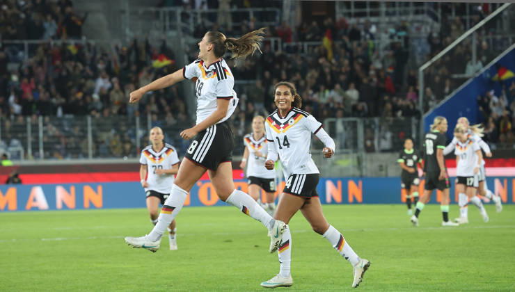 Karlsruhe , Fußball Länderspiel Frauen Deutschland vs. Australien , Jubel Melissa Kössler ( GER ) nach ihrem Tor zum 2 : 0