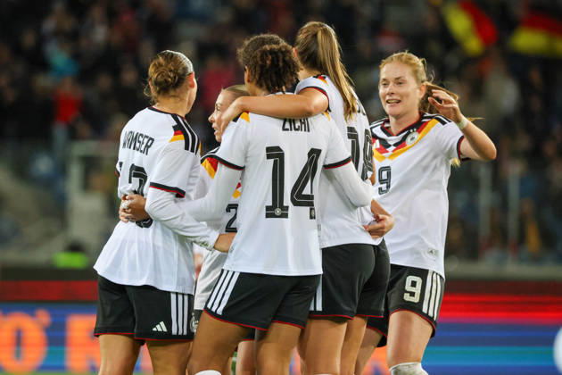 Karlsruhe, Deutschland: 09.10.2026 - Länderspiel Freundschaftsspiel - Deutschland Frauen vs. Australien Frauen Im Bild: Torschützin Melissa Kössler Koessler (Deutschland), von rechts die Zweite, macht das Tor zum 2:0 für Deutschland und jubelt mit ihren Mannschaftskolleginnen Copyright: HMBxMedia MadeleinexFantini
