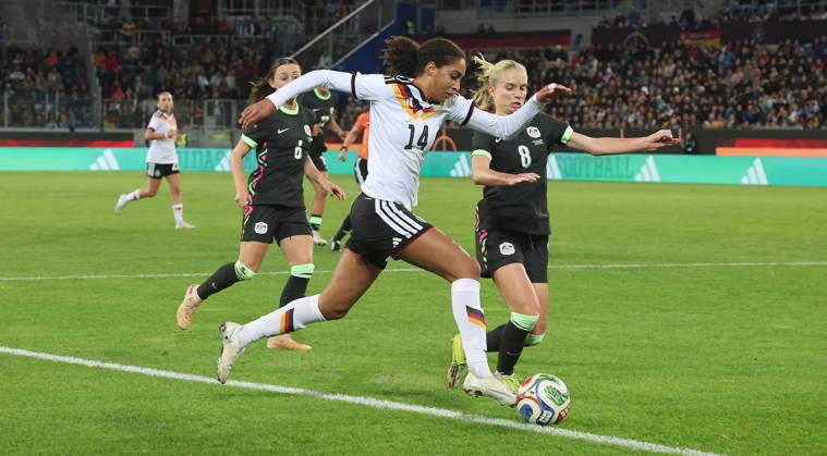 Karlsruhe , Fußball Länderspiel Frauen Deutschland vs. Australien , von links: Cora Zicai ( Ger ) Kaitl
