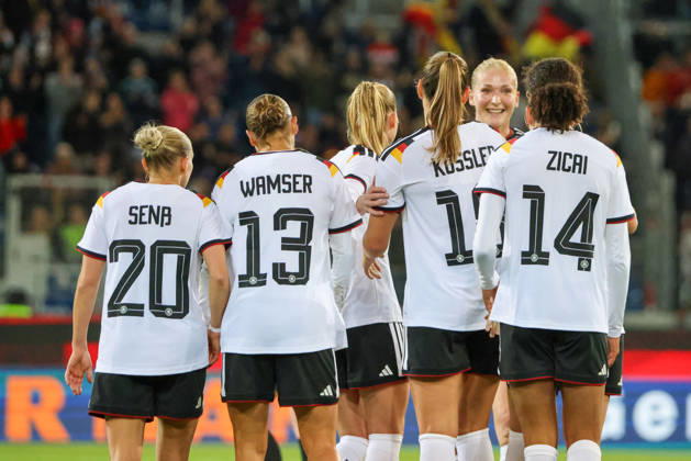 Karlsruhe, Deutschland: 09.10.2026 - Länderspiel Freundschaftsspiel - Deutschland Frauen vs. Australien Frauen Im Bild: Torschützin Melissa Kössler Koessler (Deutschland), von rechts die Dritte, macht das Tor zum 2:0 für Deutschland und jubelt mit ihren Mannschaftskolleginnen Copyright: HMBxMedia MadeleinexFantini