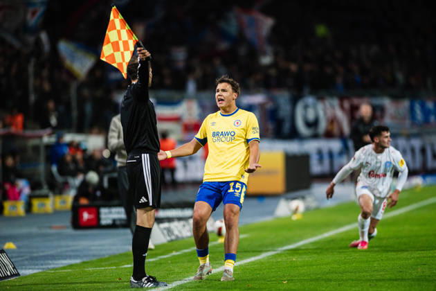 2. Bundesliga: Eintracht Braunschweig vs. Holstein Kiel, 09.10.2026 Max Marie (Eintracht Braunschweig, 15) regt sich auf beim Linienrichter; Fußball, 2. Bundesliga, 7. Spieltag: Eintracht Braunschweig vs. Holstein Kiel am 09.10.2026 im Eintracht-Stadion, Braunschweig DFL REGULATIONS PROHIBIT ANY USE OF PHOTOGRAPHS AS IMAGE SEQUENCES AND OR QUASI-VIDEO. Copyright: xBEAUTIFULxSPORTS Tonhäuserx