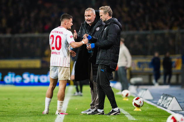 2. Bundesliga: Eintracht Braunschweig vs. Holstein Kiel, 09.10.2026 Tim Walter (Trainer Holstein Kiel) im Gespräch mit Adrian Kapralik (Holstein Kiel, 20); Fußball, 2. Bundesliga, 7. Spieltag: Eintracht Braunschweig vs. Holstein Kiel am 09.10.2026 im Eintracht-Stadion, Braunschweig DFL REGULATIONS PROHIBIT ANY USE OF PHOTOGRAPHS AS IMAGE SEQUENCES AND OR QUASI-VIDEO. Copyright: xBEAUTIFULxSPORTS Tonhäuserx