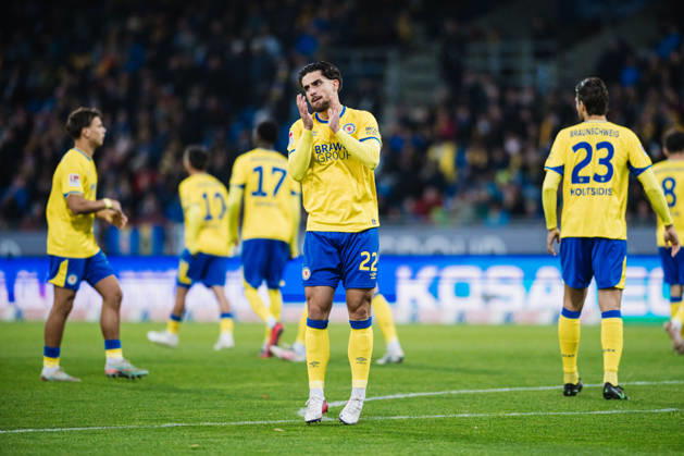 2. Bundesliga: Eintracht Braunschweig vs. Holstein Kiel, 09.10.2026 Fabio Di Michele Sanchez (Eintracht Braunschweig, 22) klatscht zu den Fans; Fußball, 2. Bundesliga, 7. Spieltag: Eintracht Braunschweig vs. Holstein Kiel am 09.10.2026 im Eintracht-Stadion, Braunschweig DFL REGULATIONS PROHIBIT ANY USE OF PHOTOGRAPHS AS IMAGE SEQUENCES AND OR QUASI-VIDEO. Copyright: xBEAUTIFULxSPORTS Tonhäuserx