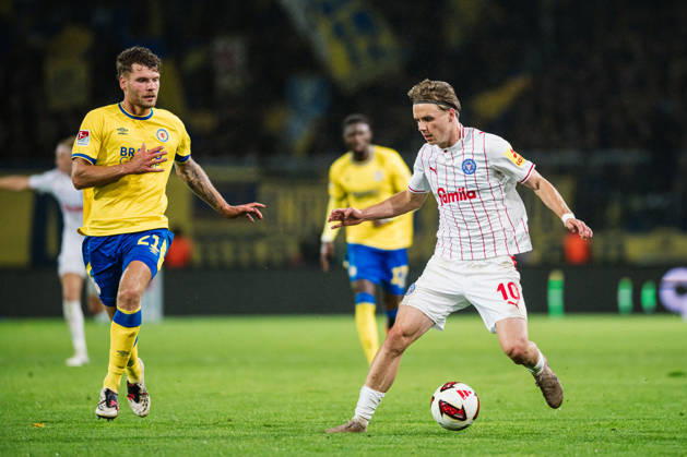 2. Bundesliga: Eintracht Braunschweig vs. Holstein Kiel, 09.10.2026 Jonas Therkelsen (Holstein Kiel, 10) gegen Kevin Ehlers (Eintracht Braunschweig, 21); Fußball, 2. Bundesliga, 7. Spieltag: Eintracht Braunschweig vs. Holstein Kiel am 09.10.2026 im Eintracht-Stadion, Braunschweig DFL REGULATIONS PROHIBIT ANY USE OF PHOTOGRAPHS AS IMAGE SEQUENCES AND OR QUASI-VIDEO. Copyright: xBEAUTIFULxSPORTS Tonhäuserx