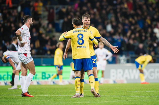 2. Bundesliga: Eintracht Braunschweig vs. Holstein Kiel, 09.10.2026 Mehmet Can Aydin (Eintracht Braunschweig, 8) und Kevin Ehlers (Eintracht Braunschweig, 21) feiern den Sieg; Fußball, 2. Bundesliga, 7. Spieltag: Eintracht Braunschweig vs. Holstein Kiel am 09.10.2026 im Eintracht-Stadion, Braunschweig DFL REGULATIONS PROHIBIT ANY USE OF PHOTOGRAPHS AS IMAGE SEQUENCES AND OR QUASI-VIDEO. Copyright: xBEAUTIFULxSPORTS Tonhäuserx