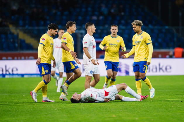 2. Bundesliga: Eintracht Braunschweig vs. Holstein Kiel, 09.10.2026 Guillermo Balzi (Holstein Kiel, 8) liegt auf dem Boden, Fabio Di Michele Sanchez (Eintracht Braunschweig, 22), Max Marie (Eintracht Braunschweig, 15), Adrian Kapralik (Holstein Kiel, 20), Yann Sturm (Eintracht Braunschweig, 7); Fußball, 2. Bundesliga, 7. Spieltag: Eintracht Braunschweig vs. Holstein Kiel am 09.10.2026 im Eintracht-Stadion, Braunschweig DFL REGULATIONS PROHIBIT ANY USE OF PHOTOGRAPHS AS IMAGE SEQUENCES AND OR QUASI-VIDEO. Copyright: xBEAUTIFULxSPORTS Tonhäuserx