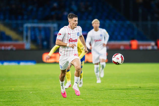 2. Bundesliga: Eintracht Braunschweig vs. Holstein Kiel, 09.10.2026 Adrian Kapralik (Holstein Kiel, 20) am Ball; Fußball, 2. Bundesliga, 7. Spieltag: Eintracht Braunschweig vs. Holstein Kiel am 09.10.2026 im Eintracht-Stadion, Braunschweig DFL REGULATIONS PROHIBIT ANY USE OF PHOTOGRAPHS AS IMAGE SEQUENCES AND OR QUASI-VIDEO. Copyright: xBEAUTIFULxSPORTS Tonhäuserx