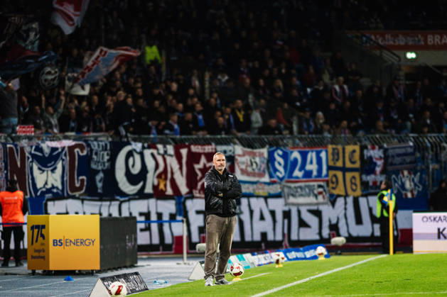 2. Bundesliga: Eintracht Braunschweig vs. Holstein Kiel, 09.10.2026 Tim Walter (Trainer Holstein Kiel), im Hintergrund der Auswärtsblock; Fußball, 2. Bundesliga, 7. Spieltag: Eintracht Braunschweig vs. Holstein Kiel am 09.10.2026 im Eintracht-Stadion, Braunschweig DFL REGULATIONS PROHIBIT ANY USE OF PHOTOGRAPHS AS IMAGE SEQUENCES AND OR QUASI-VIDEO. Copyright: xBEAUTIFULxSPORTS Tonhäuserx