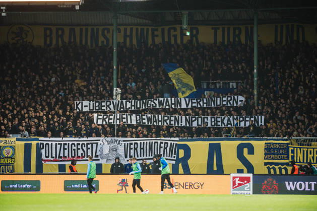 2. Bundesliga: Eintracht Braunschweig vs. Holstein Kiel, 09.10.2026 Braunschweig Fans mit dem Banner: KI-Überwachungswahn verhindern - Freiheit bewahren! NPOG bekämpfen! - Polizeigesetz verhindern!; Fußball, 2. Bundesliga, 7. Spieltag: Eintracht Braunschweig vs. Holstein Kiel am 09.10.2026 im Eintracht-Stadion, Braunschweig DFL REGULATIONS PROHIBIT ANY USE OF PHOTOGRAPHS AS IMAGE SEQUENCES AND OR QUASI-VIDEO. Copyright: xBEAUTIFULxSPORTS Tonhäuserx
