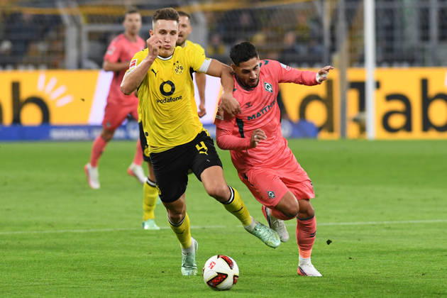 Nico Schlotterbeck (Borussia Dortmund) und Ludovic Reis (Werder Bremen) im Zweikampf waehrend des Spiels der 1. Bundesliga zwischen Borussia Dortmund und SV Werder Bremen, Signal Iduna Park am 09. October 2026 in Dortmund, Deutschland. (Foto von Ralf Treese DeFodi Images) +++ Nico Schlotterbeck (Borussia Dortmund) und Ludovic Reis (Werder Bremen) battle for the ball during the Bundesliga match between Borussia Dortmund and SV Werder Bremen at Signal Iduna Park on October 9, 2026 in Dortmund, Germany. (Photo by Ralf Treese DeFodi Images) DFB DFL REGULATIONS PROHIBIT ANY USE OF PHOTOGRAPHS AS IMAGE SEQUENCES AND OR QUASI-VIDEO. (Photo by Ralf Treese DeFodi Images) -
