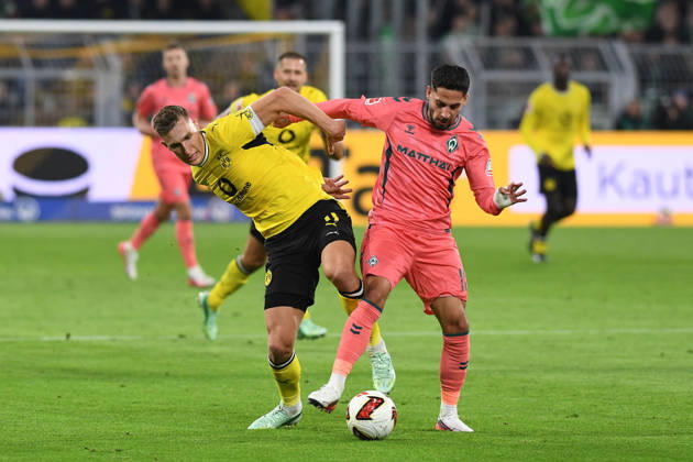 Nico Schlotterbeck (Borussia Dortmund) und Ludovic Reis (Werder Bremen) im Zweikampf waehrend des Spiels der 1. Bundesliga zwischen Borussia Dortmund und SV Werder Bremen, Signal Iduna Park am 09. October 2026 in Dortmund, Deutschland. (Foto von Ralf Treese DeFodi Images) +++ Nico Schlotterbeck (Borussia Dortmund) und Ludovic Reis (Werder Bremen) battle for the ball during the Bundesliga match between Borussia Dortmund and SV Werder Bremen at Signal Iduna Park on October 9, 2026 in Dortmund, Germany. (Photo by Ralf Treese DeFodi Images) DFB DFL REGULATIONS PROHIBIT ANY USE OF PHOTOGRAPHS AS IMAGE SEQUENCES AND OR QUASI-VIDEO. (Photo by Ralf Treese DeFodi Images) -