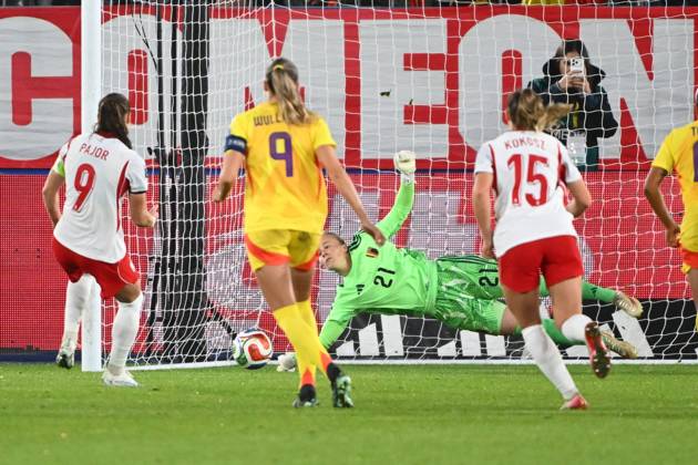 Belgium v Poland - FIFA Women s World Cup 2027 UEFA Qualifiers LEUVEN, BELGIUM - OCTOBER 09 : Seynhaeve Lowiese goalkeeper of Belgium stops a penalty during the FIFA Women s World Cup 2027 UEFA European Qualifiers play-offs round 1 path 2 first leg match between Belgium and Poland on October 9, 2026 in Leuven, Belgium, 09 10 2026 Leuven Belgium  Copyright: xVincentxKalutx
