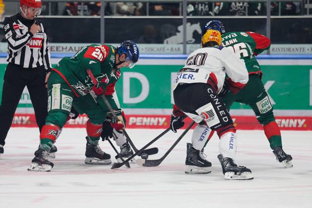 im Zweikampf, Aktion, mit Philipp Krauss 20 (Augsburger Panther), Alexander Blank 26 (Augsburger Panther), Augsburger Panther vs. Fischtown Pinguins, 7. Spieltag, Eishockey, Penny-DEL, 09.10.2026 Augsburg Bayern Deutschland