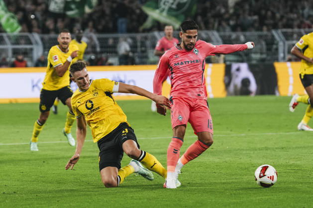 09.10.2026, xjmrgnx, Fussball 1.Bundesliga, Borussia Dortmund - SV Werder Bremen v.l. Zweikampf zwischen Nico Schlotterbeck (4, Dortmund) und Ludovit Reis (15, Bremen) (DFL DFB REGULATIONS PROHIBIT ANY USE OF PHOTOGRAPHS as IMAGE SEQUENCES and or QUASI-VIDEO) Dortmund