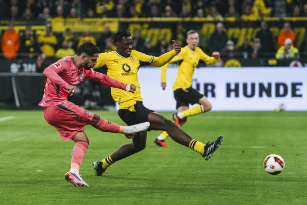 09.10.2026, xjmrgnx, Fussball 1.Bundesliga, Borussia Dortmund - SV Werder Bremen v.l. Schussversuch von Ludovit Reis (15, Bremen) gegen Joane Gadou (22, Dortmund) der versucht den Ball zu blocken (DFL DFB REGULATIONS PROHIBIT ANY USE OF PHOTOGRAPHS as IMAGE SEQUENCES and or QUASI-VIDEO) Dortmund