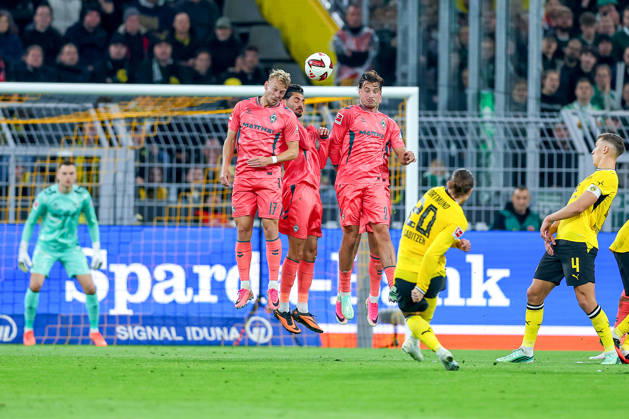 09.10.2026, Fußball, Borussia Dortmund - SV Werder Bremen, 1. Fußball Bundesliga, 05. Spieltag, Signal Iduna Park, Saison 2026 27: Marcel Sabitzer (BVB 20) beim Schuss des Freistoß über die Mauer von Marco Grüll (Werder Bremen 17) Eren Dinkci (Werder Bremen 18) Olivier Deman (Werder Bremen 02) Niclas Füllkrug (Werder Bremen 10) auf das Tor von Karl Hein (Werder Bremen 01) DFB regulations prohibit any use of photographs as image sequences and or quasi-video. Nordrhein-Westfalen Deutschland