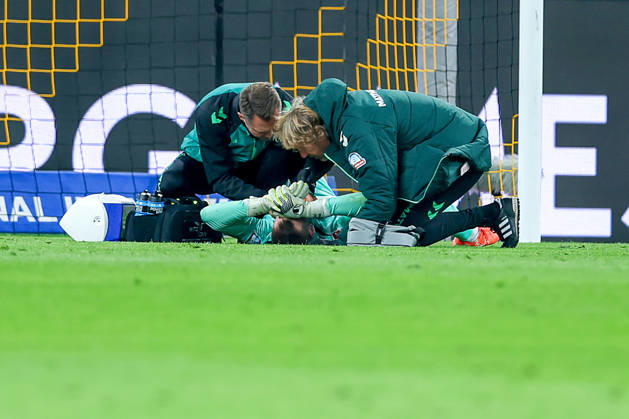 09.10.2026, Fußball, Borussia Dortmund - SV Werder Bremen, 1. Fußball Bundesliga, 05. Spieltag, Signal Iduna Park, Saison 2026 27: Karl Hein (Werder Bremen 01) liegt mit Schmerzen auf dem Spielfeld und muss behandelt werden DFB regulations prohibit any use of photographs as image sequences and or quasi-video. Nordrhein-Westfalen Deutschland