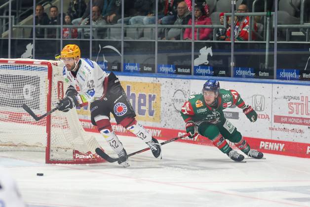 im Zweikampf, Aktion, mit Matthew Abt (Fischtown Pinguins 42), Luke Toporowski 77 (Augsburger Panther), Augsburger Panther vs. Fischtown Pinguins, 7. Spieltag, Eishockey, Penny-DEL, 09.10.2026 Augsburg Bayern Deutschland