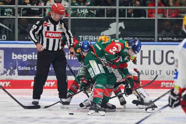 im Zweikampf, Aktion, mit Tim Wohlgemuth 33 (Augsburger Panther), Augsburger Panther vs. Fischtown Pinguins, 7. Spieltag, Eishockey, Penny-DEL, 09.10.2026 Augsburg Bayern Deutschland