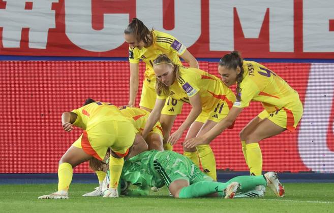 Belgium s goalkeeper Lowiese Seynhaeve celebrates during a soccer game between Belgium s national women s team the Red Flames and Poland, on Friday 9 October 2026 in Leuven, the first leg of the play-off for the 2027 FIFA Women s World Cup. VIRGINIExLEFOUR  x189292000x