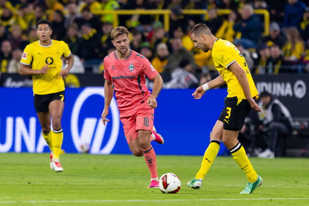 Dortmund, Deutschland 09. Oktober 2026: 1. BL - 2026 2027 - Sp. 5 - Borussia Dortmund gegen SV Werder Bremen Im Bild: v. li. im Zweikampf Niclas Füllkrug Fuellkrug (SVW) und Waldemar Anton (BVB) DFL DFB regulations prohibit any use of photographs as image sequences and or quasi-video. Signal Iduna Park Nordrhein Westfalen Copyright: xFotostandx xZeisingx