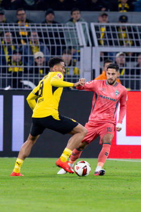 Dortmund, Deutschland 09. Oktober 2026: 1. BL - 2026 2027 - Sp. 5 - Borussia Dortmund gegen SV Werder Bremen Im Bild: v. li. im Zweikampf Felix Nmecha (BVB) und Ludovit Reis (SVW) DFL DFB regulations prohibit any use of photographs as image sequences and or quasi-video. Signal Iduna Park Nordrhein Westfalen Copyright: xFotostandx xZeisingx