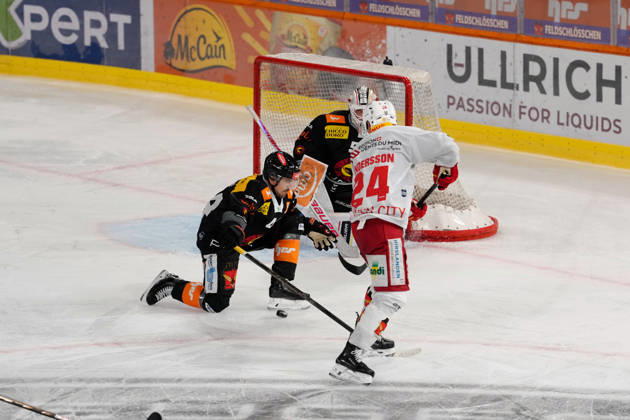 3014 Bern BE, Switzerland - October 09: Samuel Kreis (44 SCB) with a block of a shoot of Lias Andersson (24 EHCB) during the National League match between SC Bern and EHC Biel-Bienne at PostFinance Arena on October 09, 2026 in 3014 Bern BE, Switzerland. Copyright: xKjetilxWaberx xSPPx Sportspressphoto_SPR249706