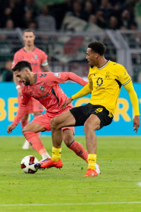 Dortmund, Deutschland 09. Oktober 2026: 1. BL - 2026 2027 - Sp. 5 - Borussia Dortmund gegen SV Werder Bremen Im Bild: v. li. im Zweikampf Ludovit Reis (SVW) und Felix Nmecha (BVB) DFL DFB regulations prohibit any use of photographs as image sequences and or quasi-video. Signal Iduna Park Nordrhein Westfalen Copyright: xFotostandx xZeisingx