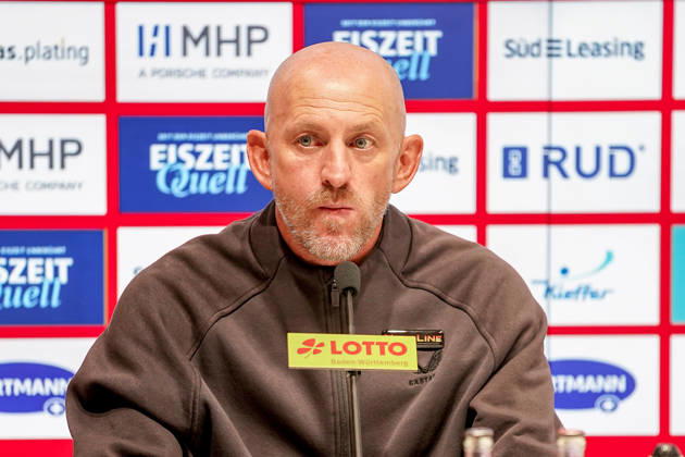Deutschland: Fussball Saison 2026 2027 , 2. Bundesliga , 7. Spieltag , 1. FC Heidenheim vs. 1. FC Kaiserslautern - Voith-Arena (Heidenheim) : Torsten Lieberknecht (Cheftrainer, 1. FC Kaiserslautern) Mimik, Gesichtsausdruck, Emotion, Pressekonferenz, Medien, Presse Heidenheim Voith-Arena Deutschland Germany Copyright: xBennetxLongx