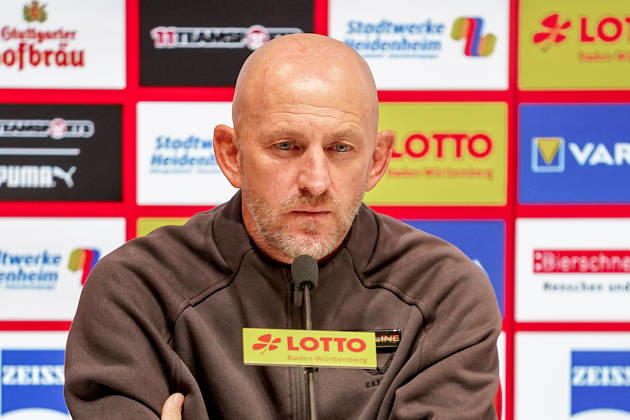Deutschland: Fussball Saison 2026 2027 , 2. Bundesliga , 7. Spieltag , 1. FC Heidenheim vs. 1. FC Kaiserslautern - Voith-Arena (Heidenheim) : Torsten Lieberknecht (Cheftrainer, 1. FC Kaiserslautern) Mimik, Gesichtsausdruck, Emotion, Pressekonferenz, Medien, Presse Heidenheim Voith-Arena Deutschland Germany Copyright: xBennetxLongx