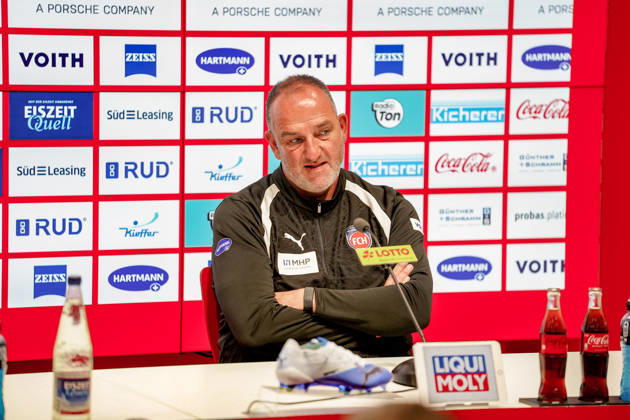 Deutschland: Fussball Saison 2026 2027 , 2. Bundesliga , 7. Spieltag , 1. FC Heidenheim vs. 1. FC Kaiserslautern - Voith-Arena (Heidenheim) : Frank Schmidt (Cheftrainer, 1. FC Heidenheim) Pressekonferenz, Medien, Presse, Mimik, Gesichtsausdruck, Emotion Heidenheim Voith-Arena Deutschland Germany Copyright: xBennetxLongx