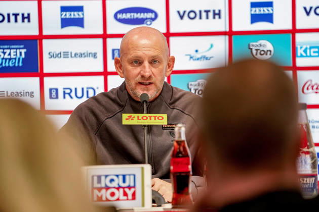 Deutschland: Fussball Saison 2026 2027 , 2. Bundesliga , 7. Spieltag , 1. FC Heidenheim vs. 1. FC Kaiserslautern - Voith-Arena (Heidenheim) : Torsten Lieberknecht (Cheftrainer, 1. FC Kaiserslautern) Mimik, Gesichtsausdruck, Emotion, Pressekonferenz, Medien, Presse Heidenheim Voith-Arena Deutschland Germany Copyright: xBennetxLongx