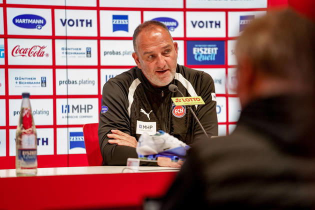 Deutschland: Fussball Saison 2026 2027 , 2. Bundesliga , 7. Spieltag , 1. FC Heidenheim vs. 1. FC Kaiserslautern - Voith-Arena (Heidenheim) : Frank Schmidt (Cheftrainer, 1. FC Heidenheim) Pressekonferenz, Medien, Presse, Mimik, Gesichtsausdruck, Emotion Heidenheim Voith-Arena Deutschland Germany Copyright: xBennetxLongx