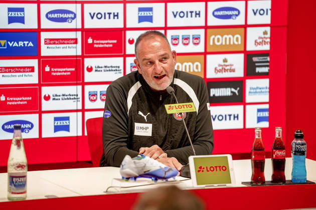 Deutschland: Fussball Saison 2026 2027 , 2. Bundesliga , 7. Spieltag , 1. FC Heidenheim vs. 1. FC Kaiserslautern - Voith-Arena (Heidenheim) : Frank Schmidt (Cheftrainer, 1. FC Heidenheim) Pressekonferenz, Medien, Presse, Mimik, Gesichtsausdruck, Emotion Heidenheim Voith-Arena Deutschland Germany Copyright: xBennetxLongx