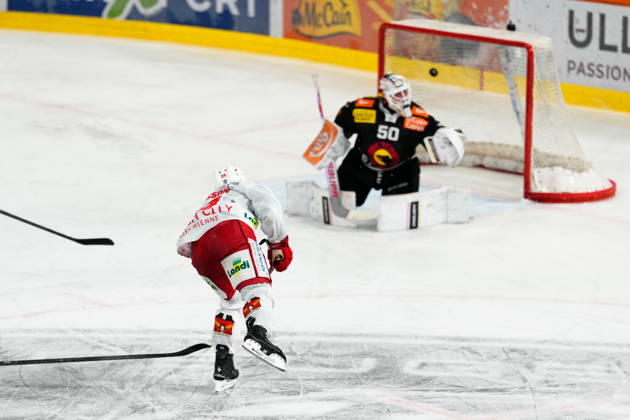 3014 Bern BE, Switzerland - October 09: Lias Andersson (24 EHCB) with the goal scoring the 2:2 during the National League match between SC Bern and EHC Biel-Bienne at PostFinance Arena on October 09, 2026 in 3014 Bern BE, Switzerland. Copyright: xKjetilxWaberx xSPPx Sportspressphoto_SPR249716