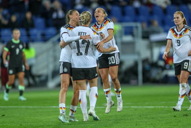 GER, Karlsruhe, Deutschland vs Australien, FIFA, DFB, Fussball, Spielzeit 2026 2027, BBBank Wildpark, Freundschaftsspiel im Bild: Franziska Kett (Deutschland, Frauen Nationalmannschaft), Tor, Jubel und Freude, Emotionen für Melissa Kössler (Deutschland, Frauen Nationalmannschaft) mit Elisa Senß (Deutschland, Frauen Nationalmannschaft) und Jule Brand (Deutschland, Frauen Nationalmannschaft) DFB DFL REGULATIONS PROHIBIT ANY USE OF PHOTOGRAPHS AS IMAGE SEQUENCES AND OR QUASI-VIDEO, 09.10.2026 Copyright: HMBxMedia HendrikxHamelau