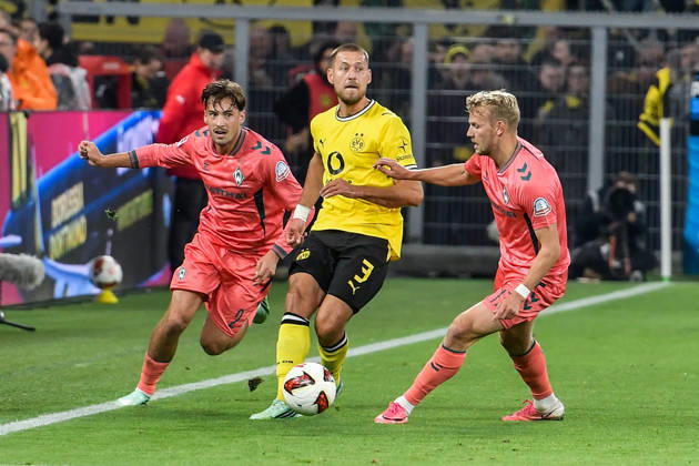 v. li. im Kampf um den Ball Olivier Deman (Bremen 2) Waldemar Anton (Dortmund 3) Marco Grüll Gruell (Bremen 17) 09.10.2026 ¢ Fussball ¢ Borussia Dortmund vs SV Werder Bremen, Signal Iduna Park, Dortmund, DFB DFL REGULATIONS PROHIBIT ANY USE OF PHOTOGRAPHS AS IMAGE SEQUENCES AND OR QUASI-VIDEO NRW Germany
