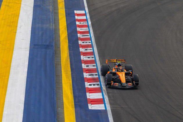 FORMULE 1 : Grand Prix de Singapour - 09 10 2026 1 Lando Norris (GBR) McLaren Mastercard F1 Team (GBR) McLaren MCL40 Mercedes, during the Formula 1 Singapore Grand Prix at the Marina Bay Street Circuit, Round 18 of the 2026 FIA Formula 1 World Championship, WM, Weltmeisterschaft 9-11 October 2026, Singapore (SGP). SINGAPORESingapore Copyright: xIANxBUNDEYx xMPSxAGENCYx x