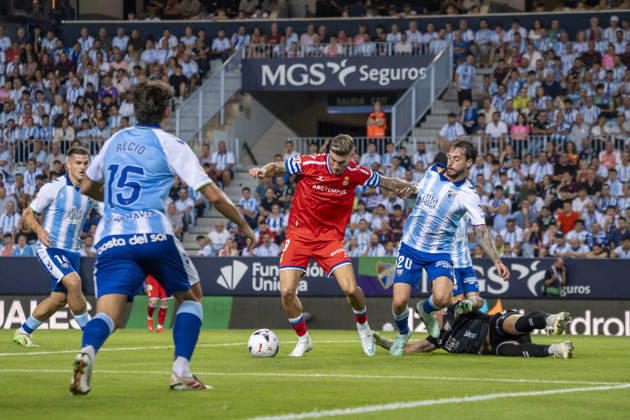 MALAGA, SPAIN - OCTOBER 9: Roberto Fernandez (N9) back heel during La Liga match between Malaga and RCD Espanyol at the Estadio de la Rosaleda on the 9th of October, 2026 in Malaga, Spain Copyright: xAndresxLopezxSheridanxx xSPPx Sportspressphoto_SPR249726