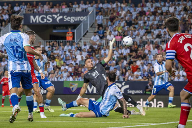 MALAGA, SPAIN - OCTOBER 9: Alfonso Herrero (N1) saves a shot during La Liga match between Malaga and RCD Espanyol at the Estadio de la Rosaleda on the 9th of October, 2026 in Malaga, Spain Copyright: xAndresxLopezxSheridanxx xSPPx Sportspressphoto_SPR249727