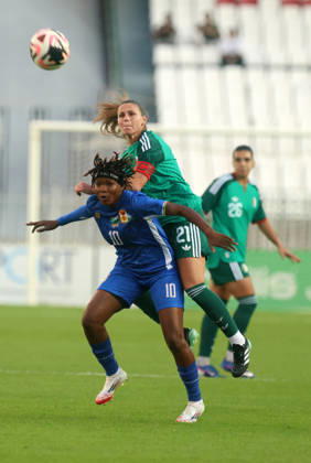 Algerie vs Republique centrafricaine feminine (Qualifications JO Dafeur Marine Alfreda (R) Joueuse d Algerie se bat pour le ballon, avec Dongole Tidot Rachelle de Republique centrafricaine, lors du match Algerie contre Republique centrafricaine feminine, Qualifications JO Los Angeles 2028, au Stade de 5 Juillet a Alger, en Algerie, le 09 Octobre 2026 (Photo By Billel Bensalem APPImages) Alger Algerie Copyright: xAlgÃ riexPressexPhotosxAPPxBillelxBensalemx xAPPxImagesx 670A1694