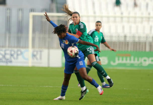 Algerie vs Republique centrafricaine feminine (Qualifications JO Dafeur Marine Alfreda (R) Joueuse d Algerie se bat pour le ballon, avec Dongole Tidot Rachelle de Republique centrafricaine, lors du match Algerie contre Republique centrafricaine feminine, Qualifications JO Los Angeles 2028, au Stade de 5 Juillet a Alger, en Algerie, le 09 Octobre 2026 (Photo By Billel Bensalem APPImages) Alger Algerie Copyright: xAlgÃ riexPressexPhotosxAPPxBillelxBensalemx xAPPxImagesx 670A1696