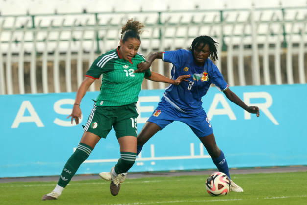 Algerie vs Republique centrafricaine feminine (Qualifications JO Adjabi Lkram (L) Joueuse d Algerie se bat pour le ballon, avec Sama Gemimo de Republique centrafricaine, lors du match Algerie contre Republique centrafricaine feminine, Qualifications JO Los Angeles 2028, au Stade de 5 Juillet a Alger, en Algerie, le 09 Octobre 2026 (Photo By Billel Bensalem APPImages) Alger Algerie Copyright: xAlgÃ riexPressexPhotosxAPPxBillelxBensalemx xAPPxImagesx 670A1754