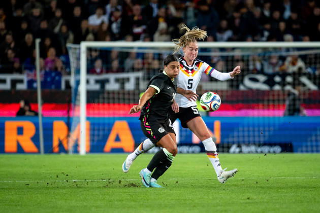 09.10.2026, GER, Fussball, Frauen, Länderspiel, Karlsruhe, Deutschland vs. Australien Janina Minge ( Deutschland, 5 ) im Zweikampf mit Samantha Kerr ( Australien, 20 ) Karlsruhe BBBank Wildpark Baden-Württemberg Deutschland Copyright: xNordphoto Memmlerx