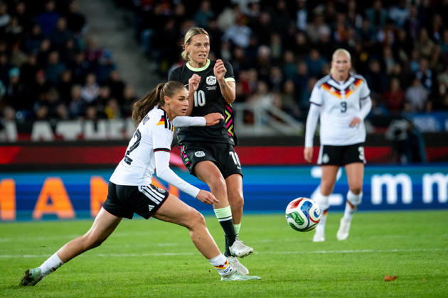 09.10.2026, GER, Fussball, Frauen, Länderspiel, Karlsruhe, Deutschland vs. Australien Jule Brand ( Deutschland, 22 ) im Zweikampf mit Emily van Egmond ( Australien, 10 ) Karlsruhe BBBank Wildpark Baden-Württemberg Deutschland Copyright: xNordphoto Memmlerx